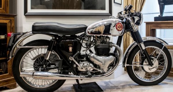 Подобно на много други марки мотоциклети, компанията, която произвежда модели BSA, започва в друга индустрия. Birmingham Small Arms датираот 1861 г. и прави пушки в Англия. BSA произвежда мотоциклети от 1910 до 1973 г. с прекъсвания по време на Първата и Втората световна война, когато се концентрира върху оръжията.

До 50-те години на миналия век BSA е глобална мощна компания, изнасяща британски мотоциклети по целия свят, помагайки за утвърждаването на страната като лидер на пазара. 500-кубиков двигател, популярен през 50-те, отстъпва място на отличния 650 през 60-те. За съжаление, BSA не успява да отговори правилно на конкуренцията от Япония и изчезва до 1973 г.

Докато все още е в разцвета си, BSA прави Rocket Gold Star от 1962 до 1963 г., много желан модел, създаден като фабричен състезател. Наклоненото кормило и мощният двигател правят страхотна комбинация за пистата. Освен това, изобилието от хром го превръща в красив и лъскав пример за най-добрите британски мотоциклети на своето време. С ограничено производство те са ценни днес - последният, построен някога, е продаден в Bonham's за £19 550 или около $25 000 ( 2022 година).

